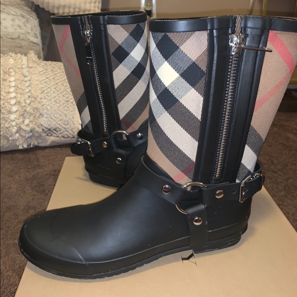 Women’s Burberry Rain Boot (Short) - Picture 4 of 5